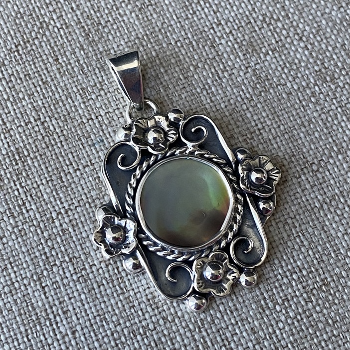 "Flowers" Dark Silver Shell Pendant - Image 6