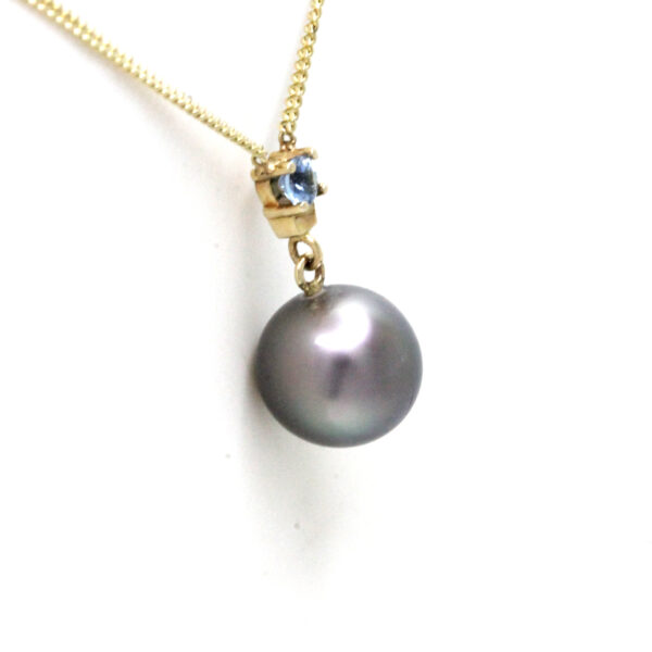 Oscura Perla azul/morada del Mar de Cortez en Dije con cadena de Oro Amarillo 14 K con Aquamarina - Image 5