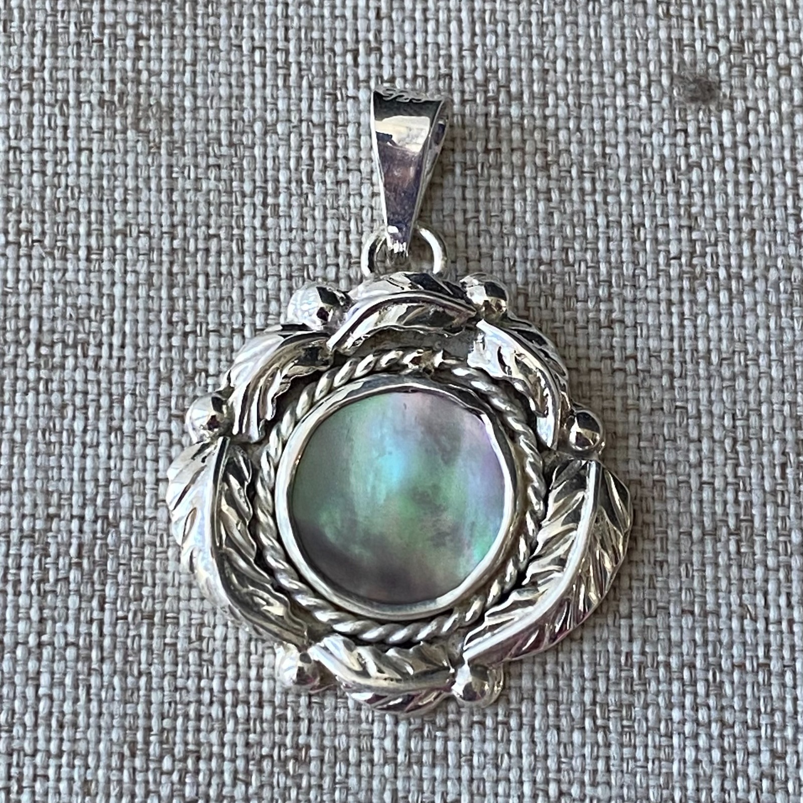 "Hojas" Dije de Plata con Concha - Image 2