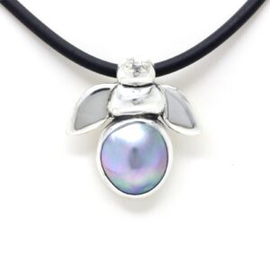 "Abeja" Dije de Plata con Perla Mabe del Mar de Cortez por Priscila Canales