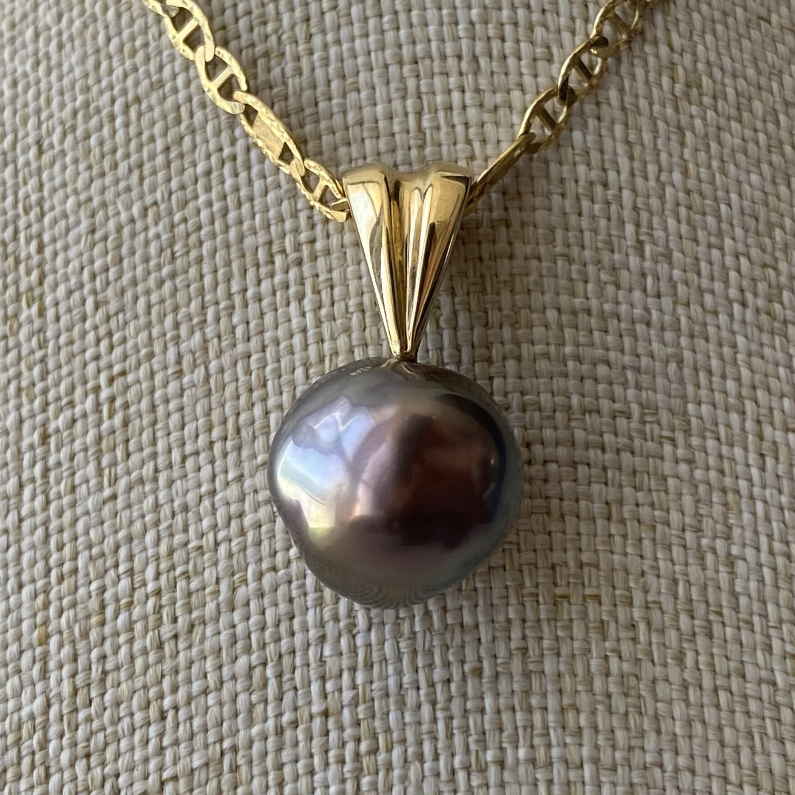 Perla oscura del Mar de Cortez en Dije de Oro Amarillo de 18K - Image 2